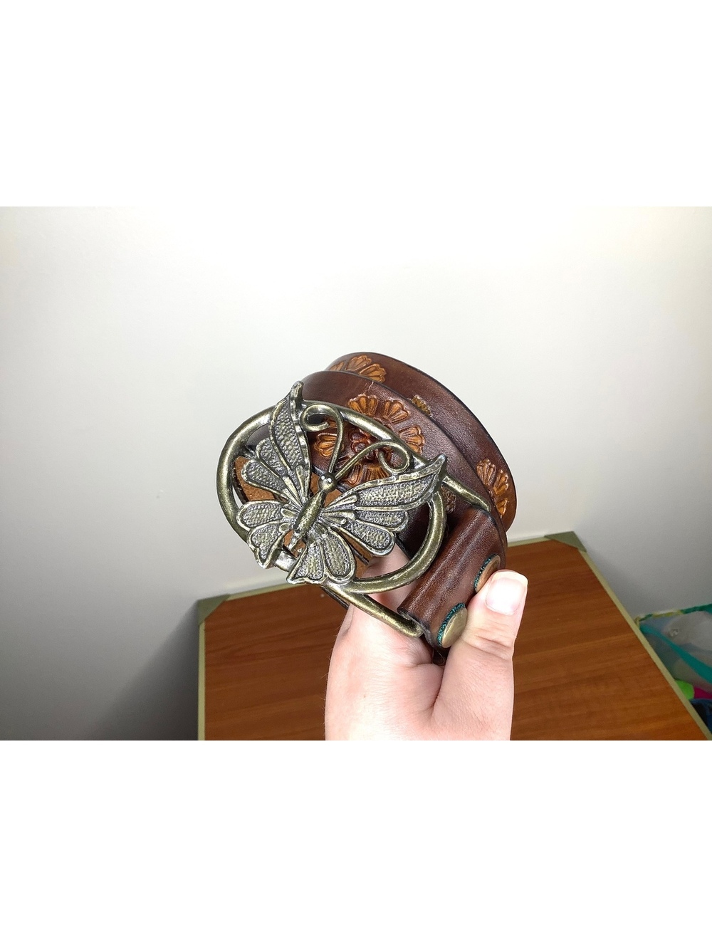 < Vintage Floral Embossed Leather Belt With Butterfly Belt Buckle > - Picture 4 of 5